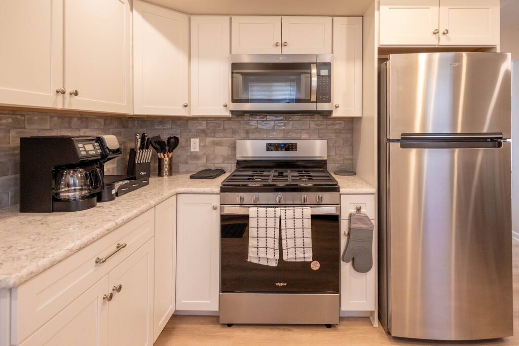 large-belleville-1-bed:-pets-ok-parking-laundry/