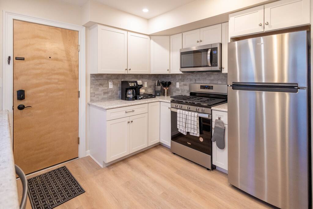 large-belleville-1-bed:-pets-ok-parking-laundry/