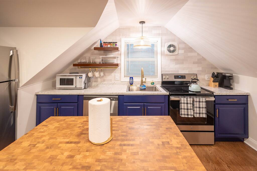 bloomfield-1-bed:-laundry-in-unit-pets-parking/