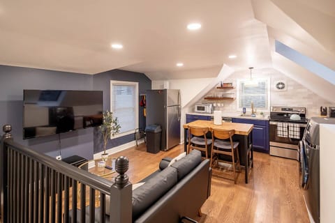 Bloomfield 1 Bed: Laundry In-Unit, Pets, Parking