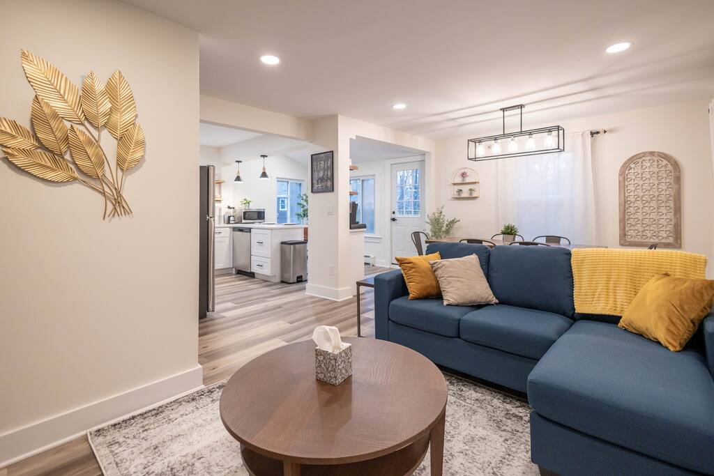 Bloomfield 3 Bed: Walk 2 Train, Laundry, Pets OK