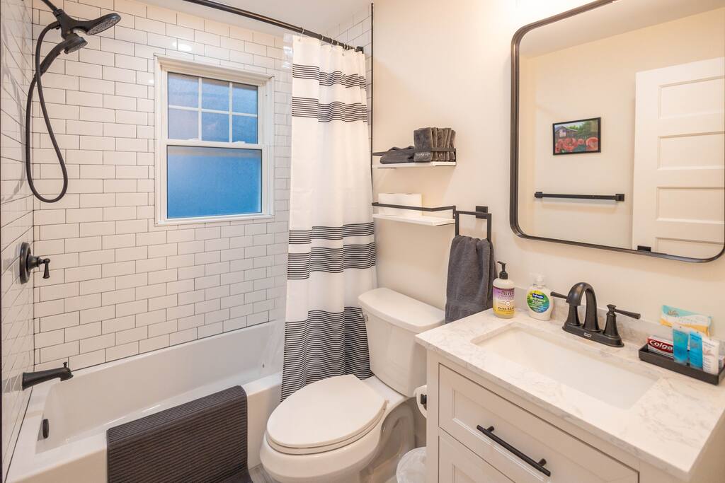 Bloomfield 3 Bed: Walk 2 Train, Laundry, Pets OK