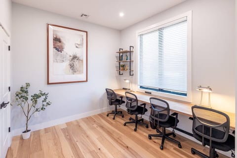 Executive 4BR/4BA, King Bed, Offices, EV, Bidets