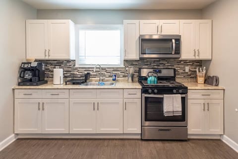 Hawthorne 2 Bed: Laundry In-Unit, Pets OK, Parking