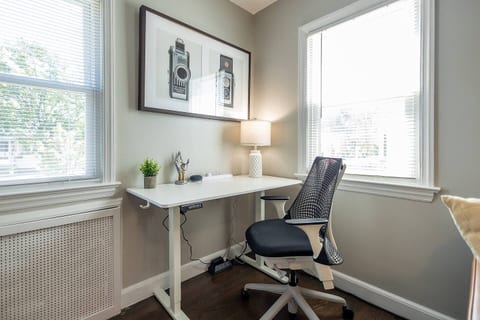 Hawthorne 2 Bed: Laundry In-Unit, Pets OK, Parking