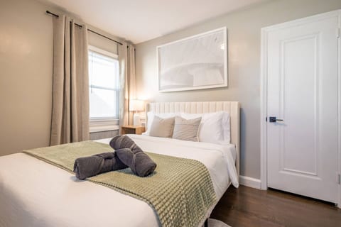 Hawthorne 2 Bed: Laundry In-Unit, Pets OK, Parking