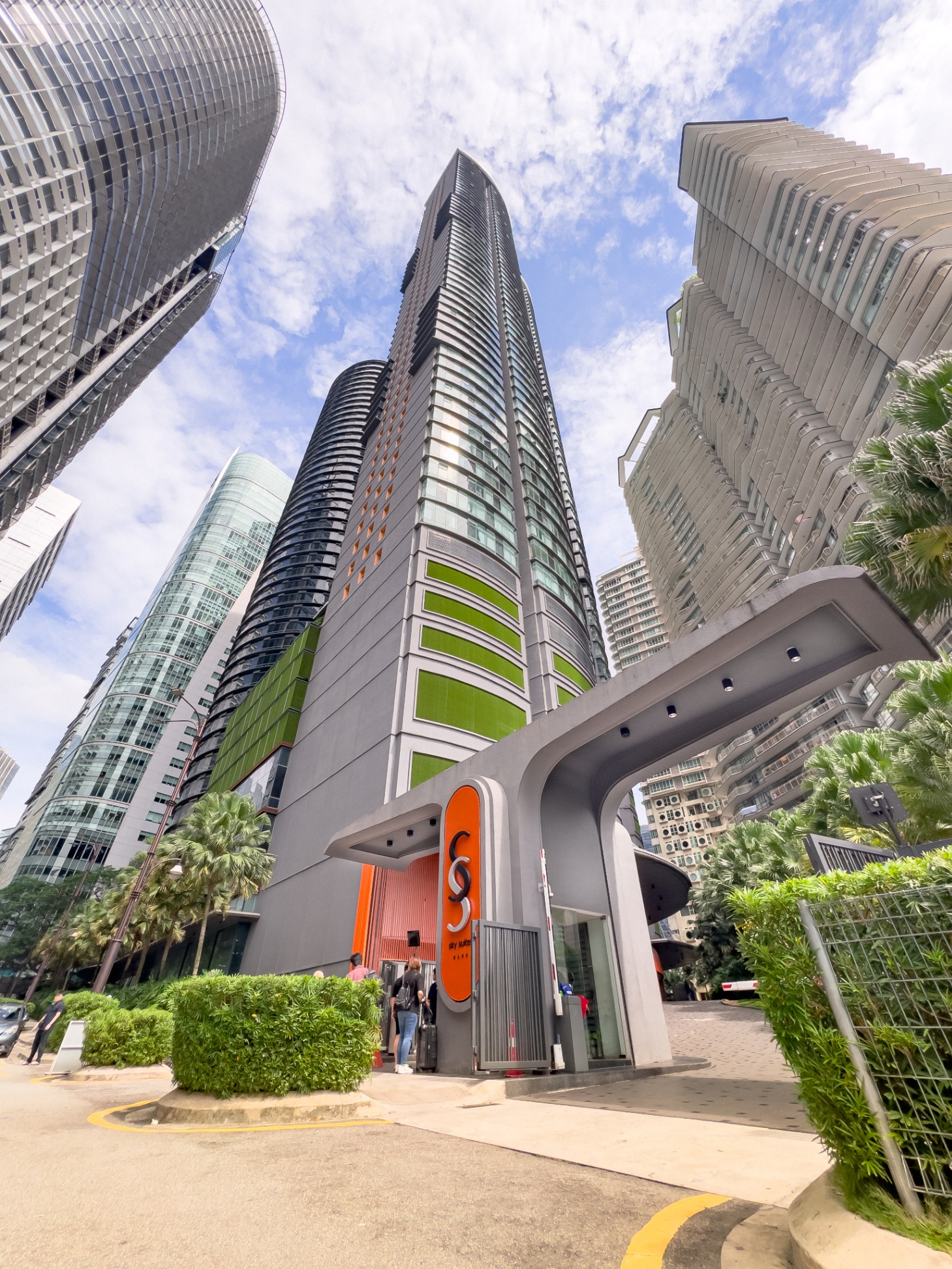 5-min walk to KLCC! Spacious condo with skyline 