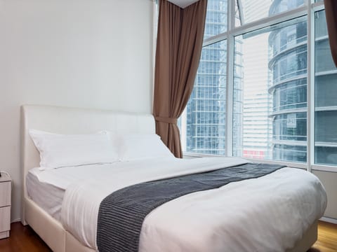 5-min walk to KLCC! Spacious condo with skyline