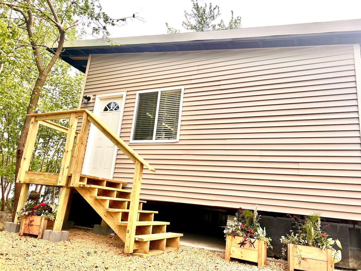 Waterfront Studio Cabin-Hot Tub!