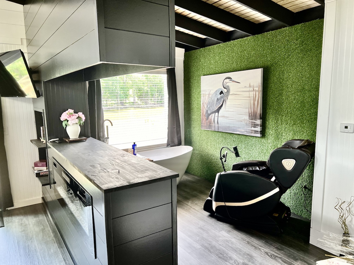 Waterfront Studio Cabin-Hot Tub!