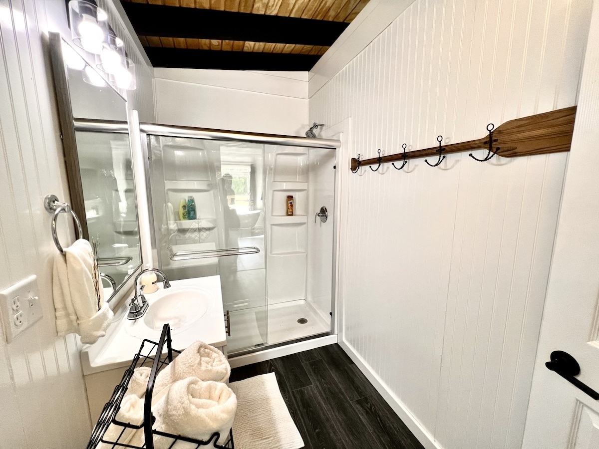 Waterfront Studio Cabin-Hot Tub!