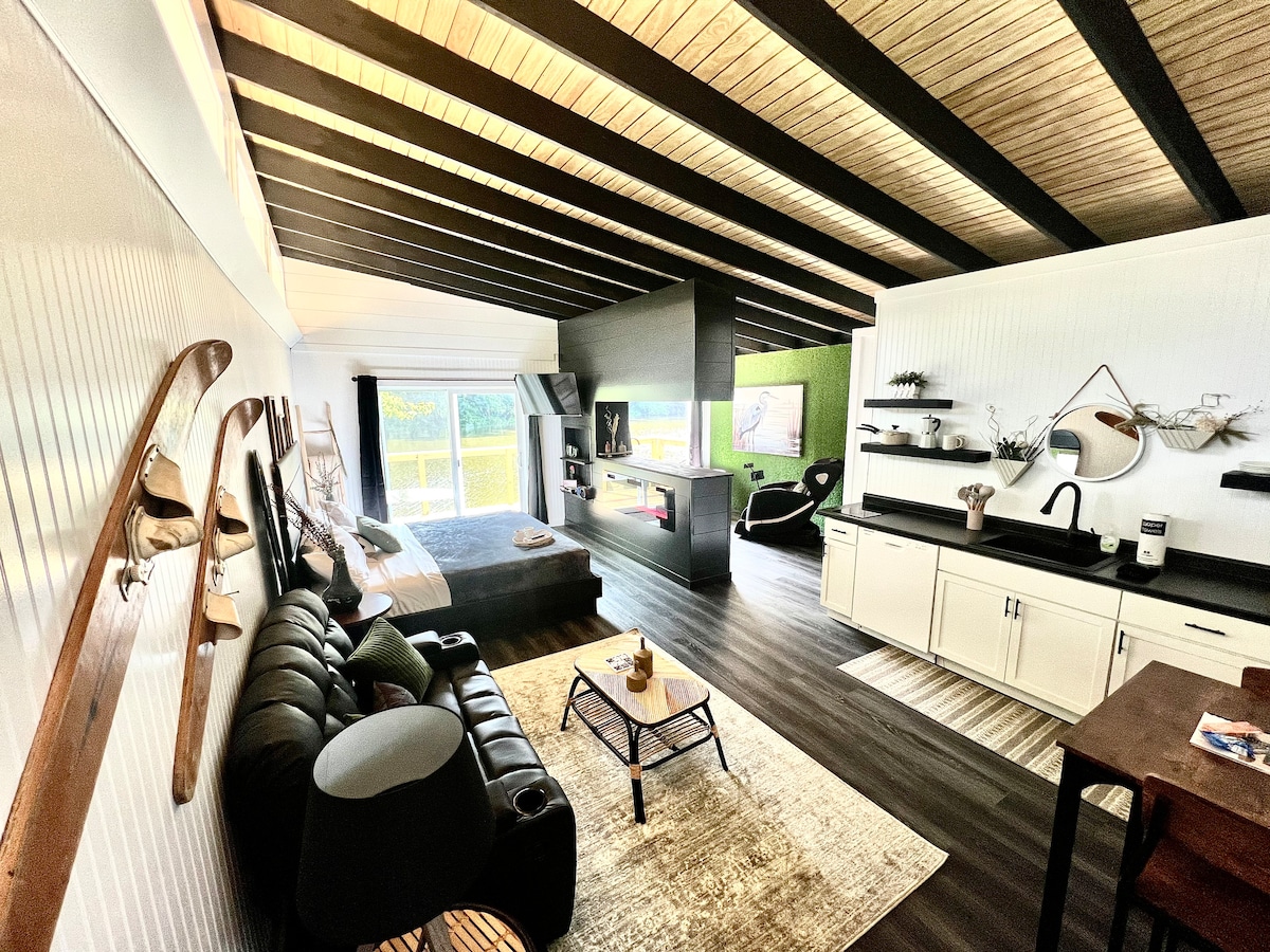 Waterfront Studio Cabin-Hot Tub!