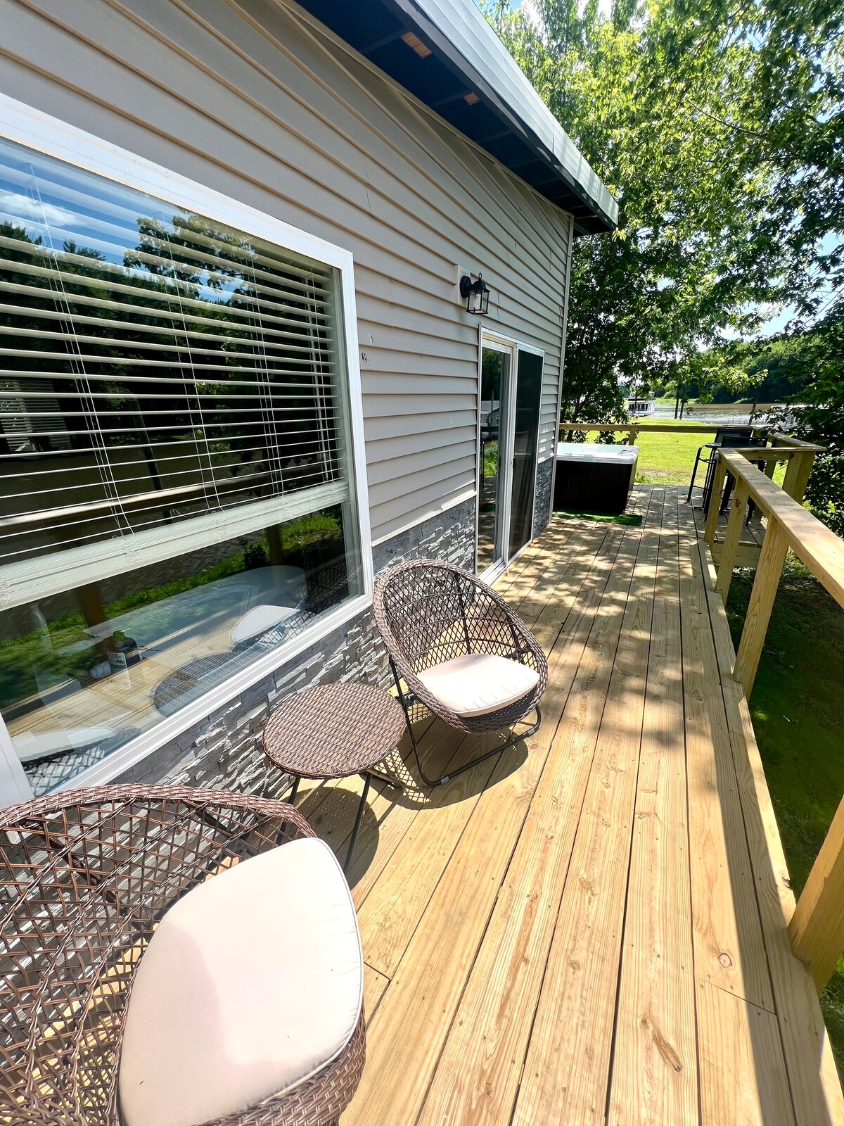 Waterfront Studio Cabin-Hot Tub!