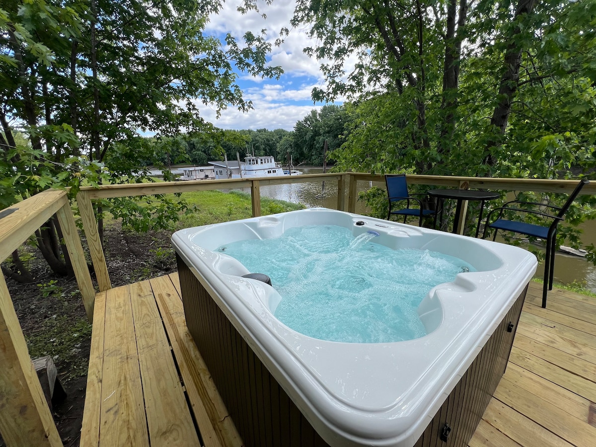 Waterfront Studio Cabin-Hot Tub!