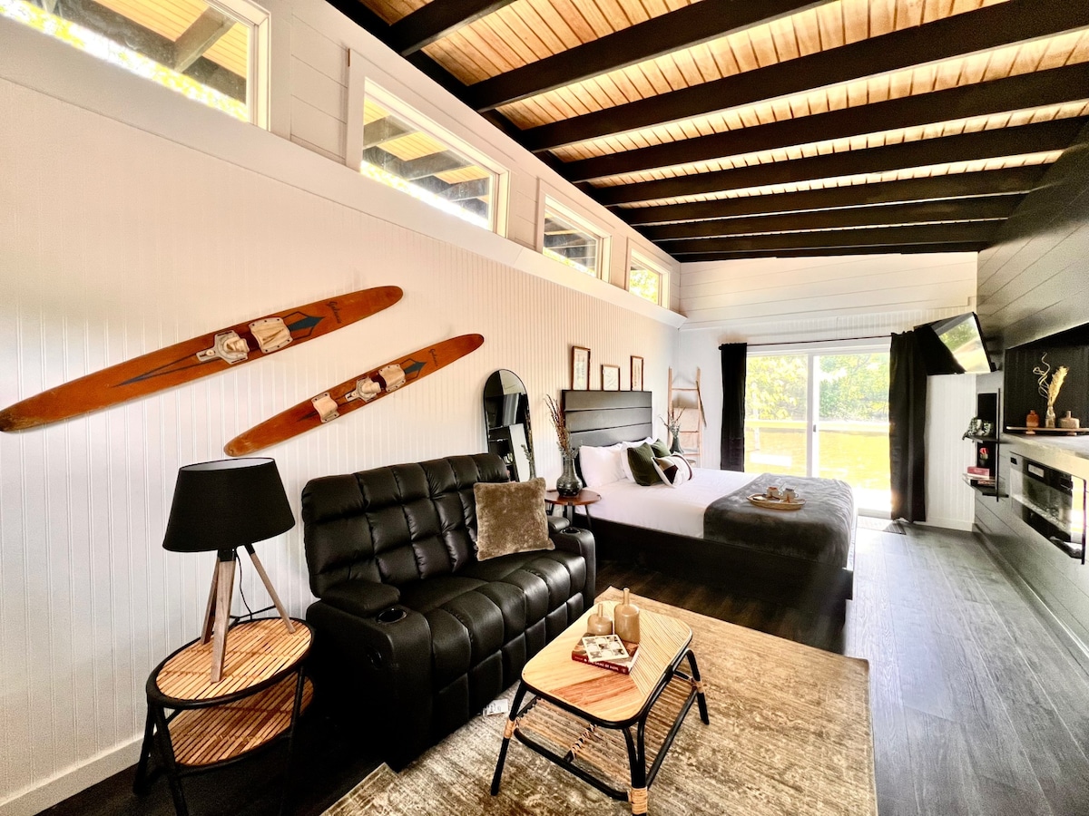 Waterfront Studio Cabin-Hot Tub!