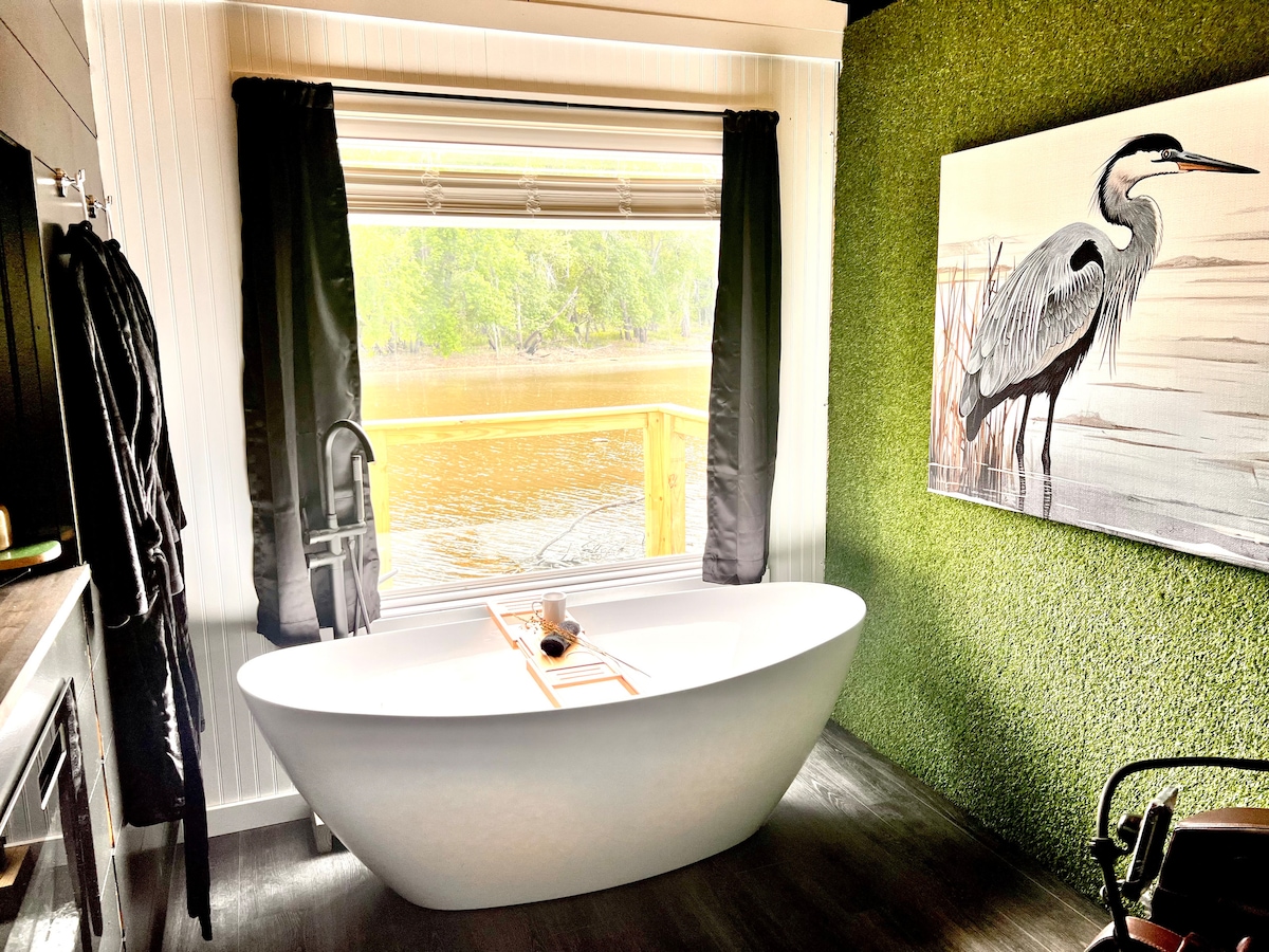 Waterfront Studio Cabin-Hot Tub!