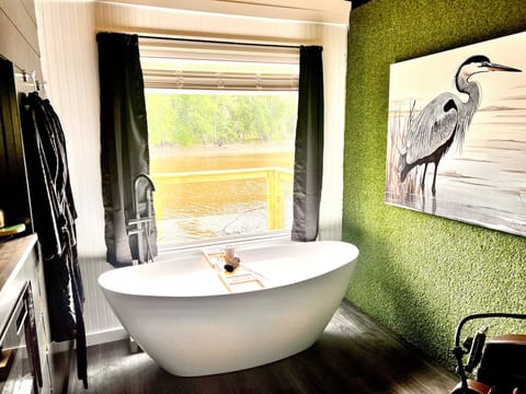 Waterfront Studio Cabin-Hot Tub!