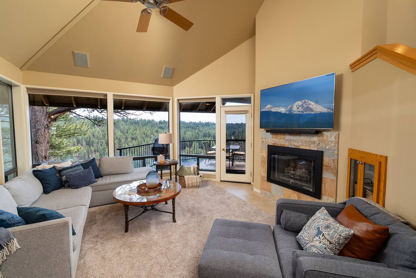 Beautiful view of the river canyon and the Deschutes River