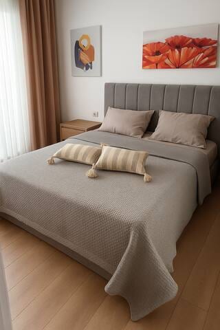 Cozy 1BR + Balcony | Walk to Ring Center & Cafés
