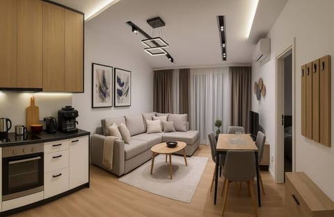 Cozy 1BR + Balcony | Walk to Ring Center & Cafés