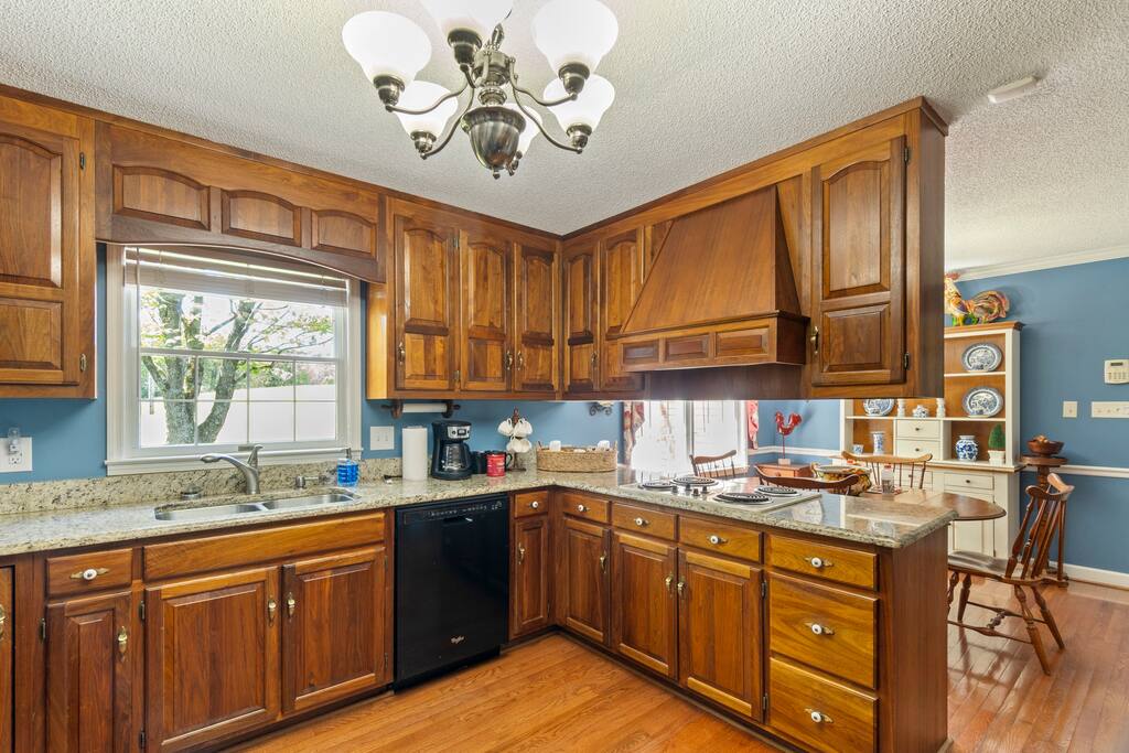 Spacious | Sunroom | 9 Acres | Near Wedding Venues