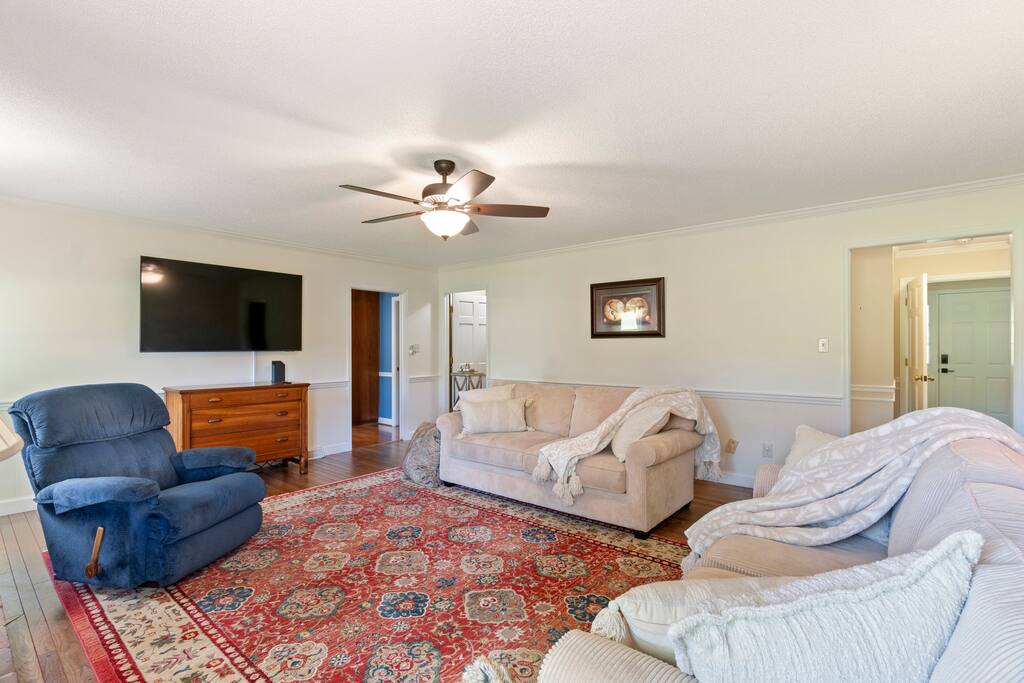 Spacious | Sunroom | 9 Acres | Near Wedding Venues