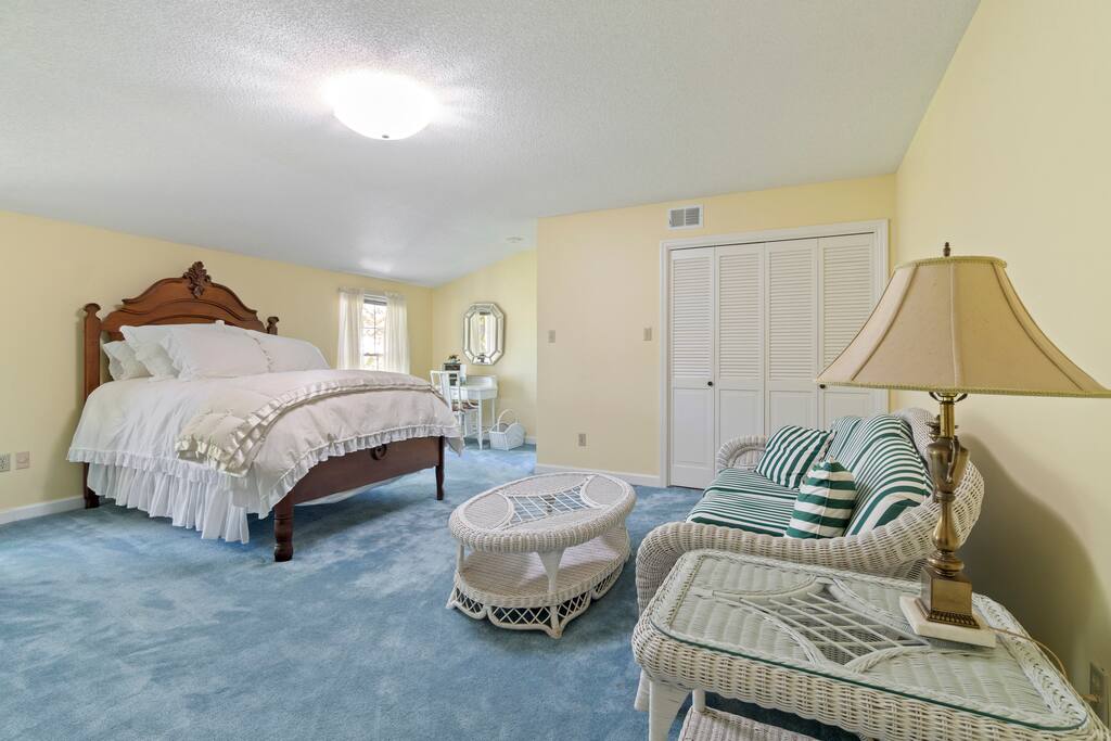 Spacious | Sunroom | 9 Acres | Near Wedding Venues