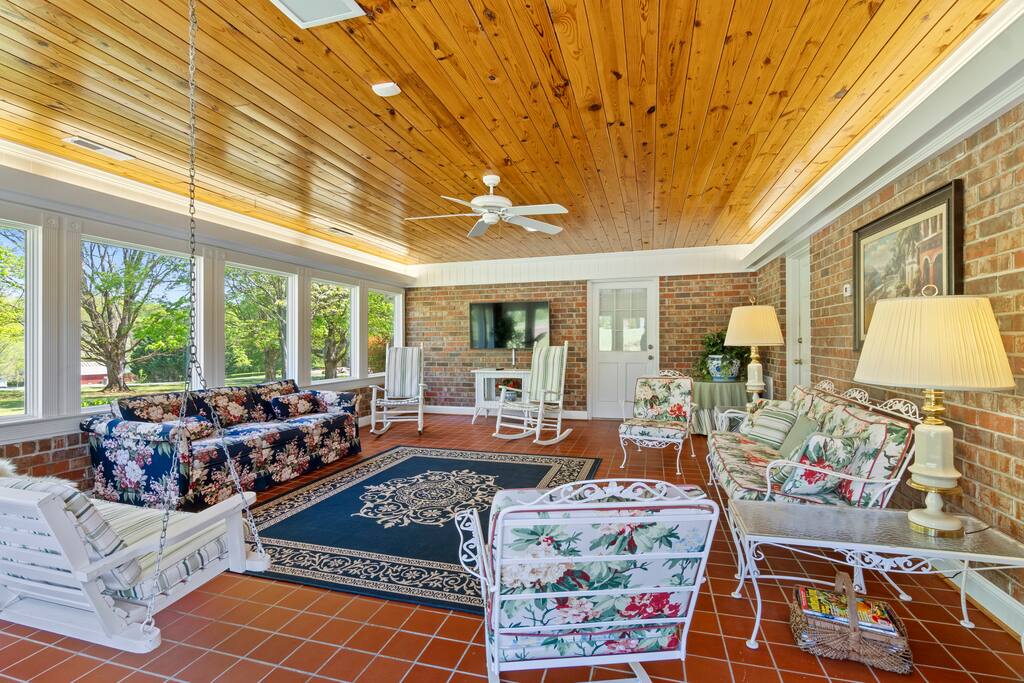 Spacious | Sunroom | 9 Acres | Near Wedding Venues