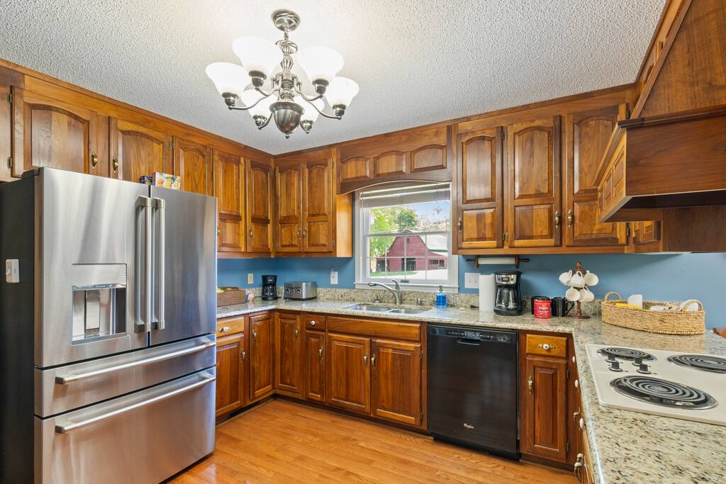 Spacious | Sunroom | 9 Acres | Near Wedding Venues
