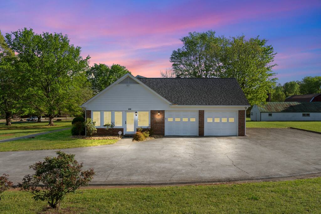 Spacious | Sunroom | 9 Acres | Near Wedding Venues