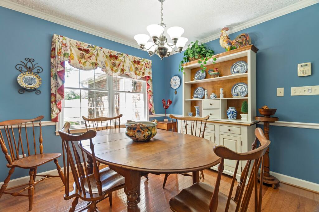 Spacious | Sunroom | 9 Acres | Near Wedding Venues
