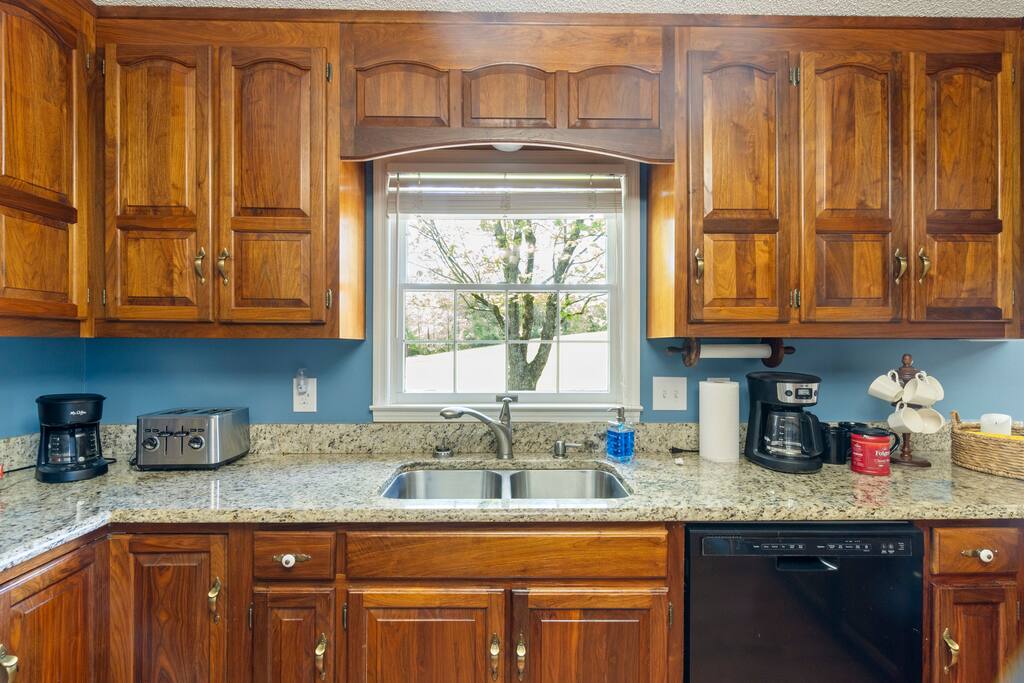 Spacious | Sunroom | 9 Acres | Near Wedding Venues