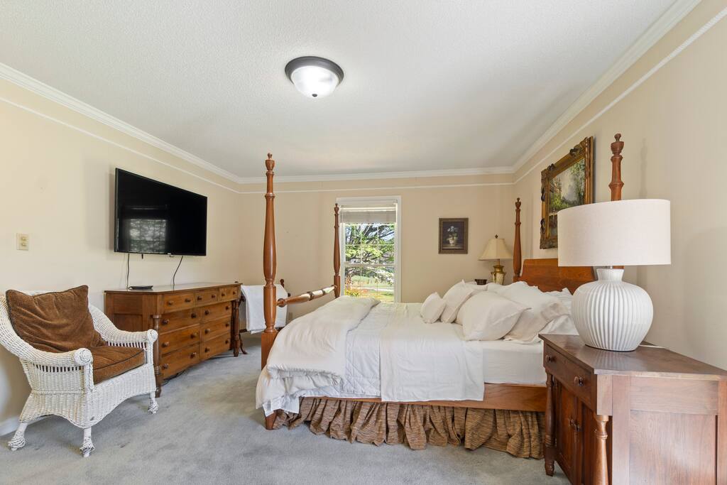 This cozy room features a striking king sized antique four-poster bed with comfortable matress, blending vintage charm with modern comfort. 