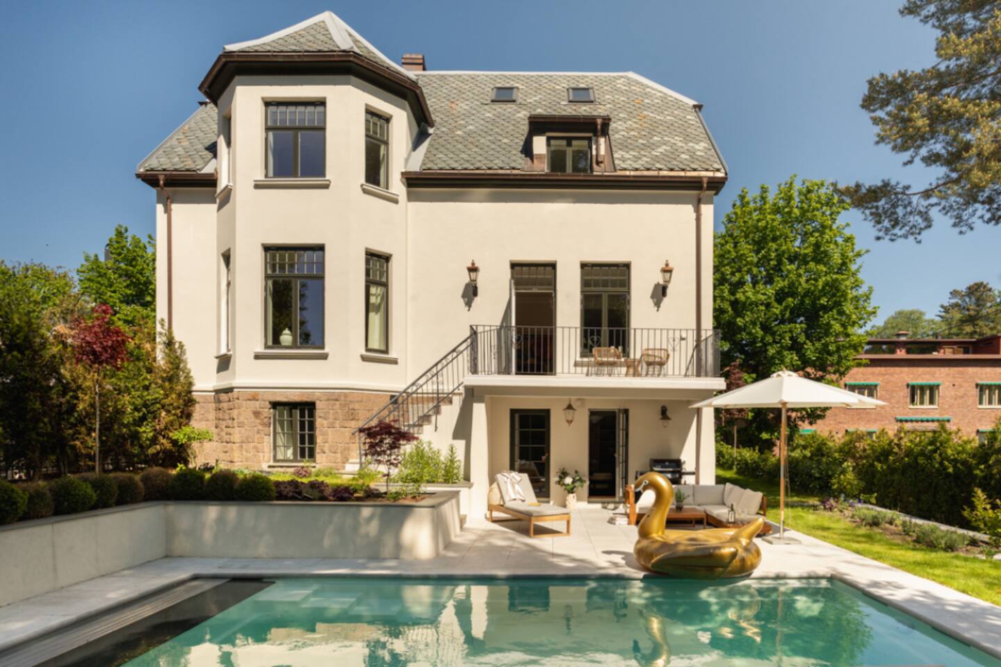 Cygnus Pool - vår oppvarmede motstrøms-oase (april - oktober). Svøm i jevn fjordstrøm mens nordlyset speiler seg i vannet. Lukk gynene: du befinner deg mellom Oslo og stjernene.