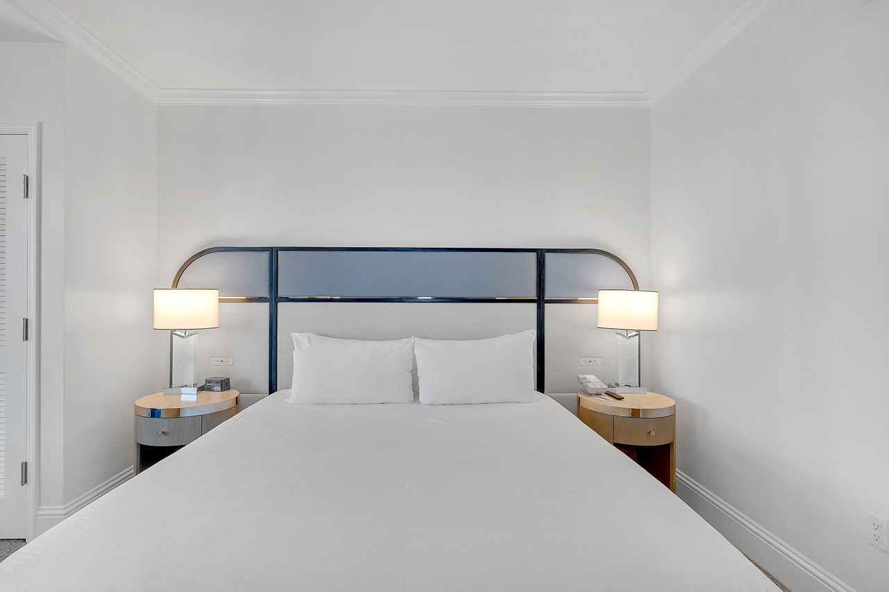 Newly Renovated - Fontainebleau Tresor Studio