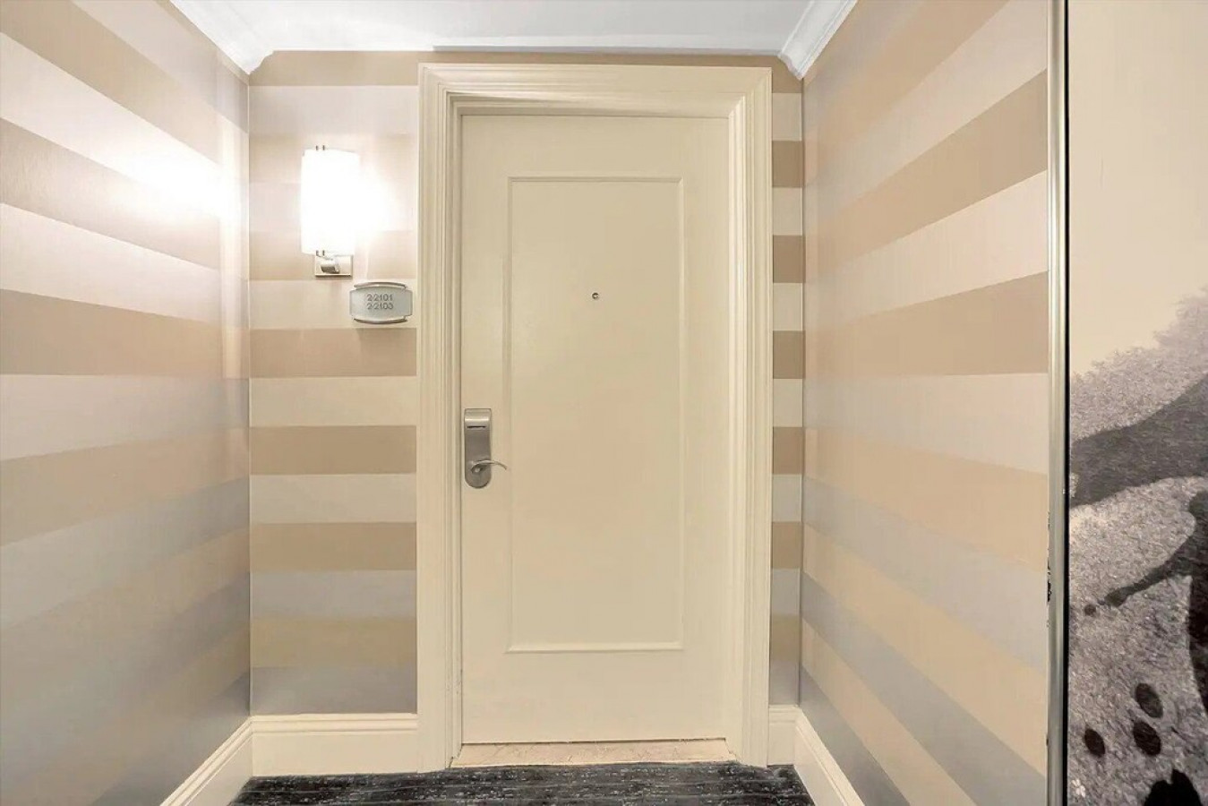 Newly Renovated - Fontainebleau Tresor Studio