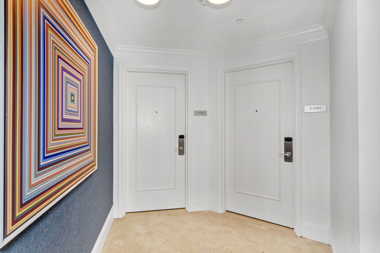 Newly Renovated - Fontainebleau Tresor Studio