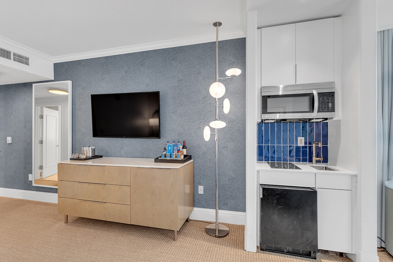Newly Renovated - Fontainebleau Tresor Studio