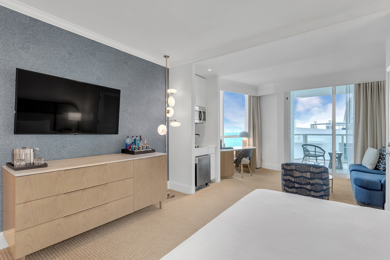 Newly Renovated - Fontainebleau Tresor Studio