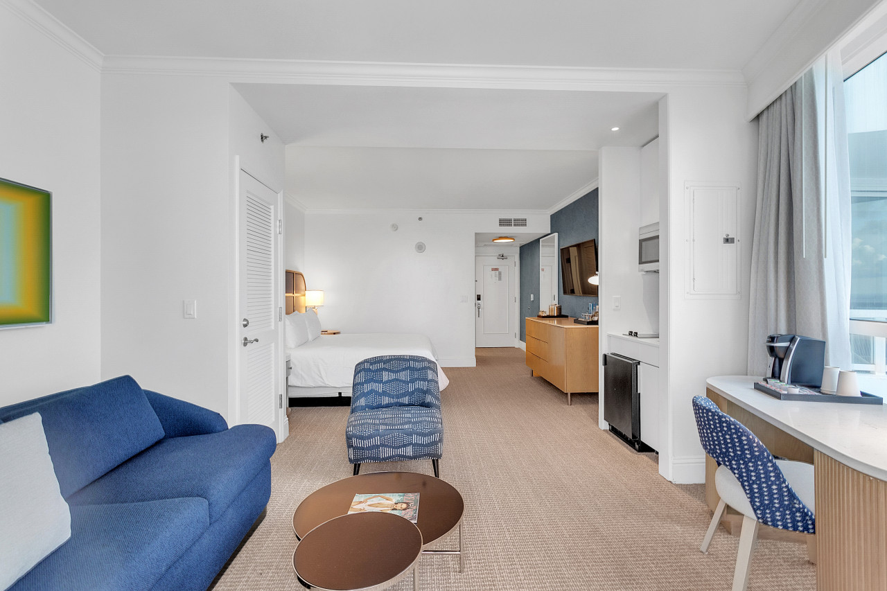 Newly Renovated - Fontainebleau Tresor Studio