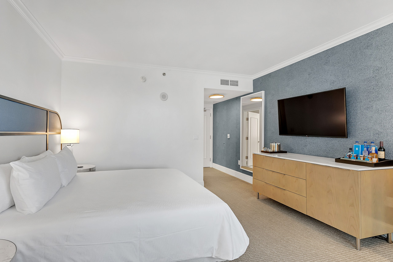 Newly Renovated - Fontainebleau Tresor Studio