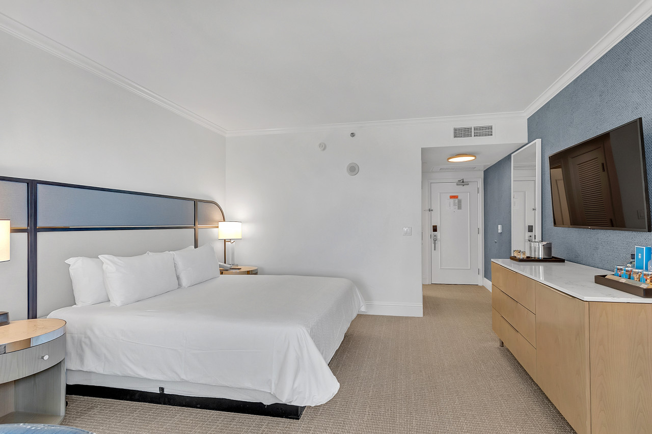 Newly Renovated - Fontainebleau Tresor Studio