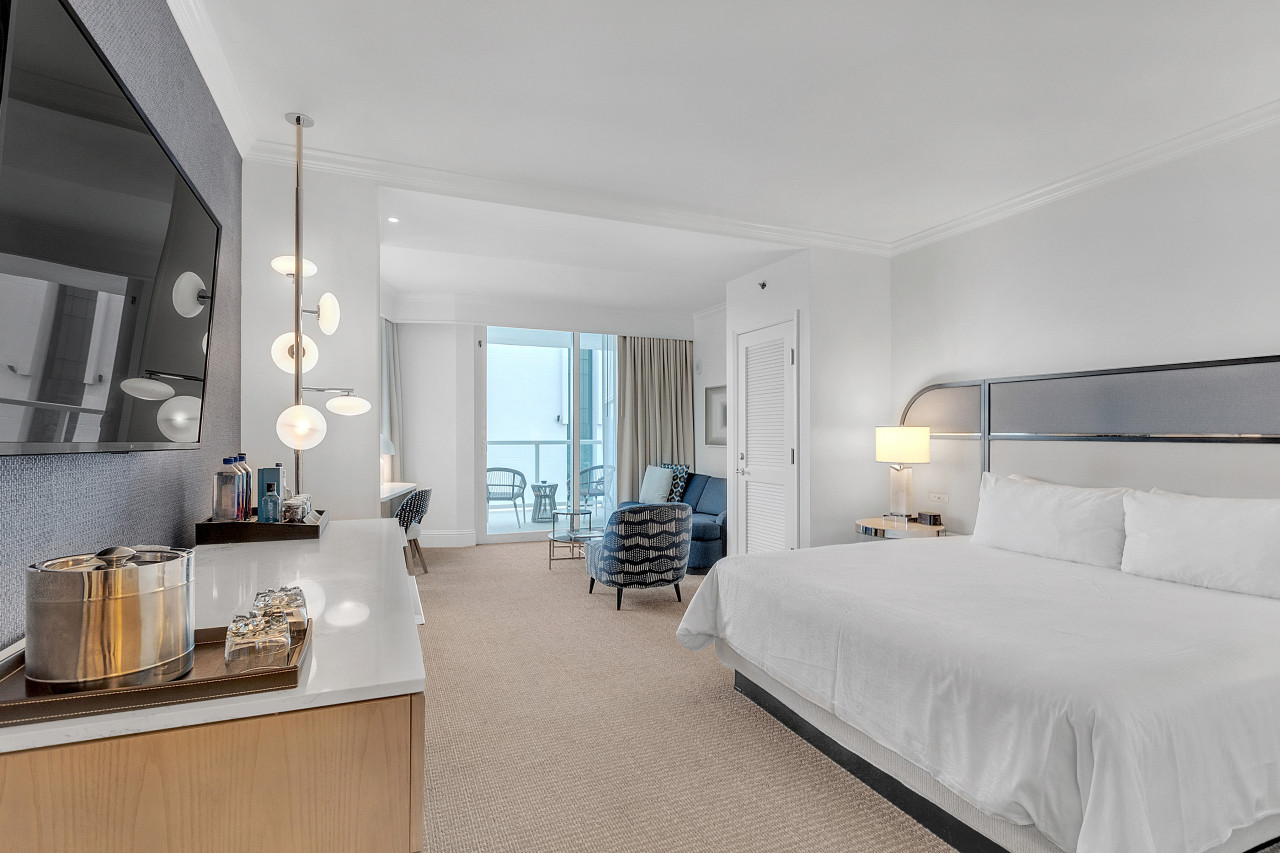 Newly Renovated - Fontainebleau Tresor Studio