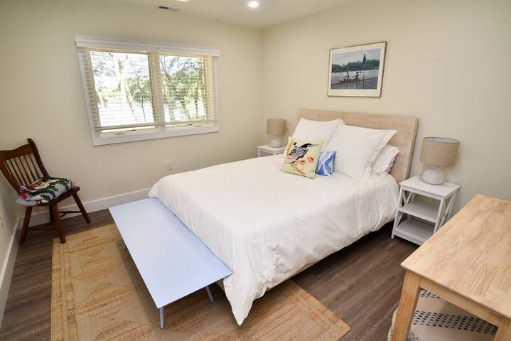 Guest bedroom 1, queen bed.