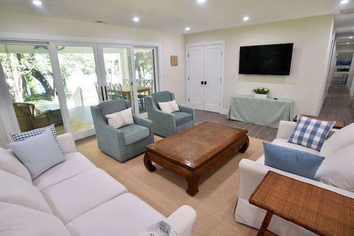 Spacious living room