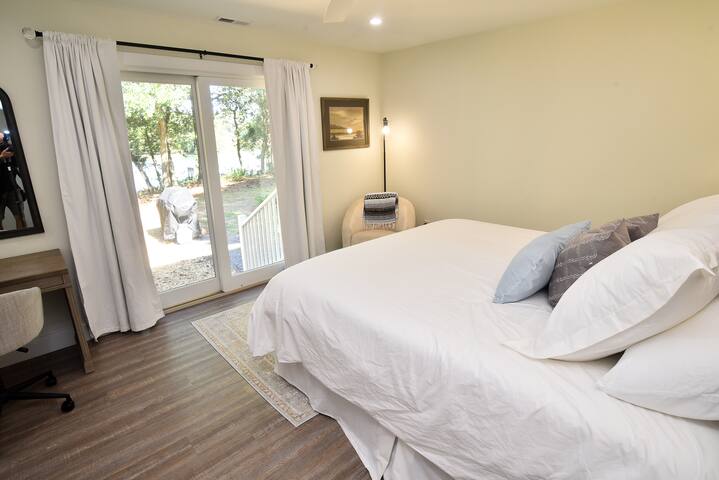 Bedroom 3 [king-sized bed].