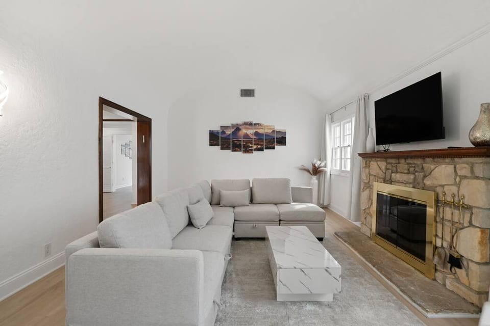 Spacious 4BR House w/Large Yard & Parking Prime LA - Los Angeles