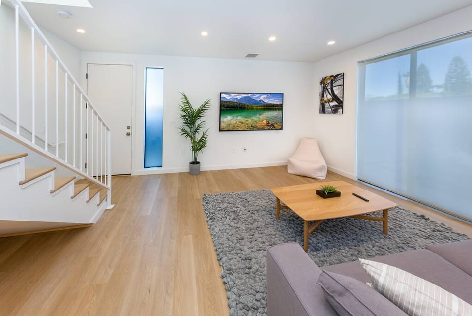 Modern 2BR Back House w/ TVs & Full Kitchen - Los Angeles