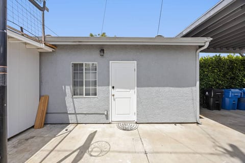 Cozy Backhouse Stay – Sleeps 2 Beverly Hills Adj
