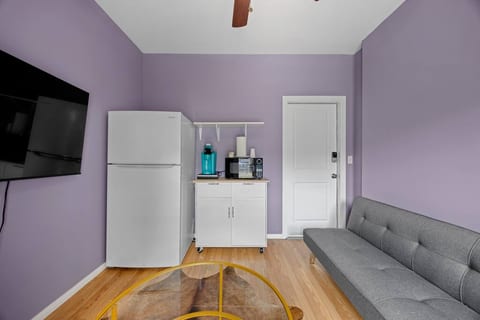 Cozy Backhouse Stay – Sleeps 2 Beverly Hills Adj